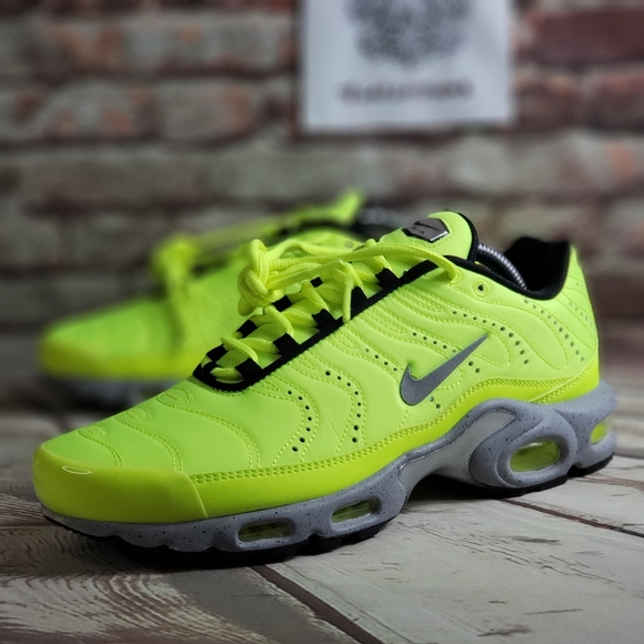 nike air max plus premium full volt nike air max plus premium full volt